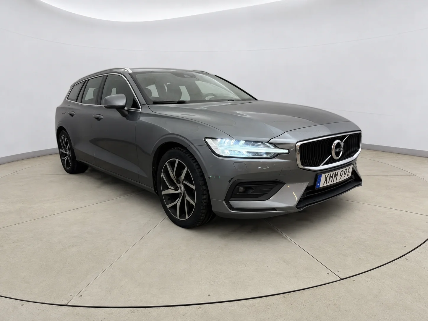 Samma Volvo i samma studio, med väggar och golv städade