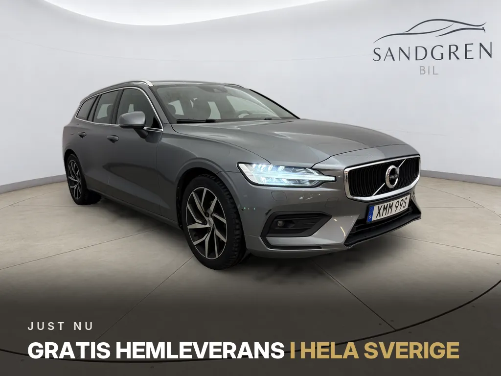 Samma Volvo med handlarens logga på väggen och ett kampanjbudskap i nederkant